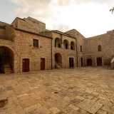 ...entriamo nella Grande Corte, cuore pulsante della vita all�interno del Castello